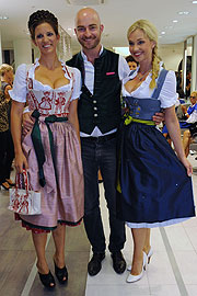 Schatzi Dirndl Modenschau und Wiesn Frisuren Trends von Stefan Pauli am 12.09.2011 (©Foto. Nathalie Tandler)